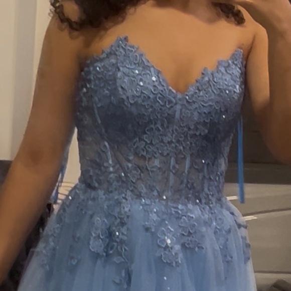 Elegant Soft blue gown - Picture 5 of 6